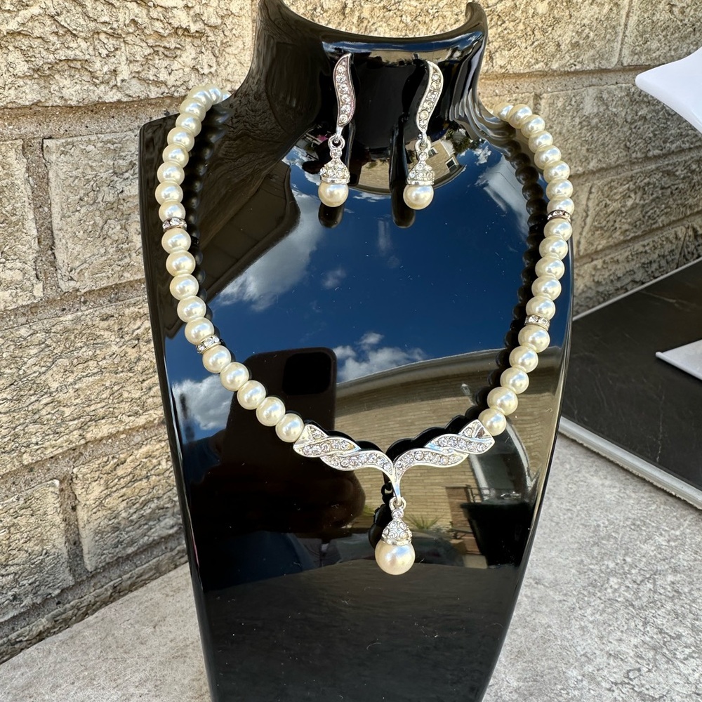 Elegant Pearl Necklace and Earring Set